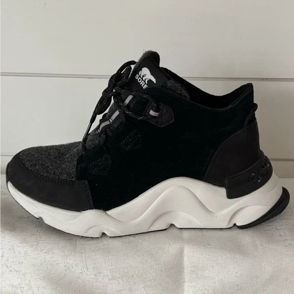 The Sorel Women's Kinetic RNEGD Caribou shoe is a waterproof sneaker-boot - Picture 3 of 9